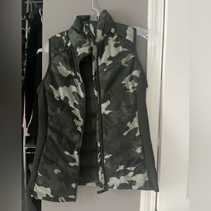 avía camo vest